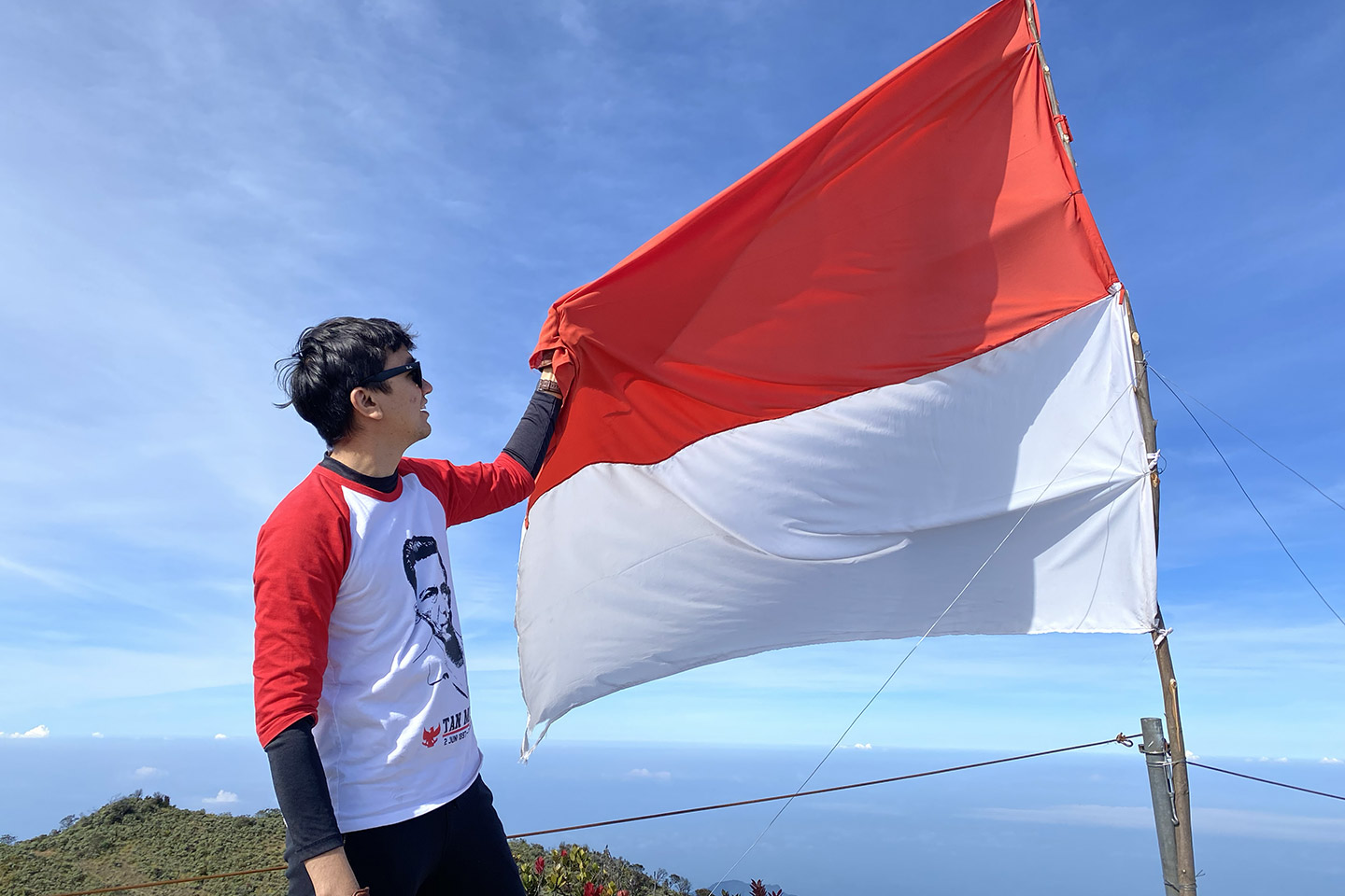 Hendra Putra climbing volcanoes - Flower